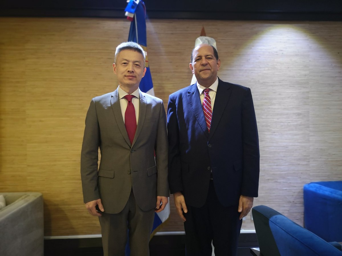 ChinaEmbajadaRD's tweet photo. Hoy inicia un nuevo viaje de fortalecimiento en las relaciones bilaterales entre 🇨🇳 y 🇩🇴.
Damos la más cordial bienvenida a nuestro nuevo embajador de #China en #RepúblicaDominicana, el Excmo. Sr. Chen Luning @EmbChenLuning .
🇨🇳🤝🇩🇴 @PresidenciaRD @MIREXRD https://t.co/Q6UPSPKygR