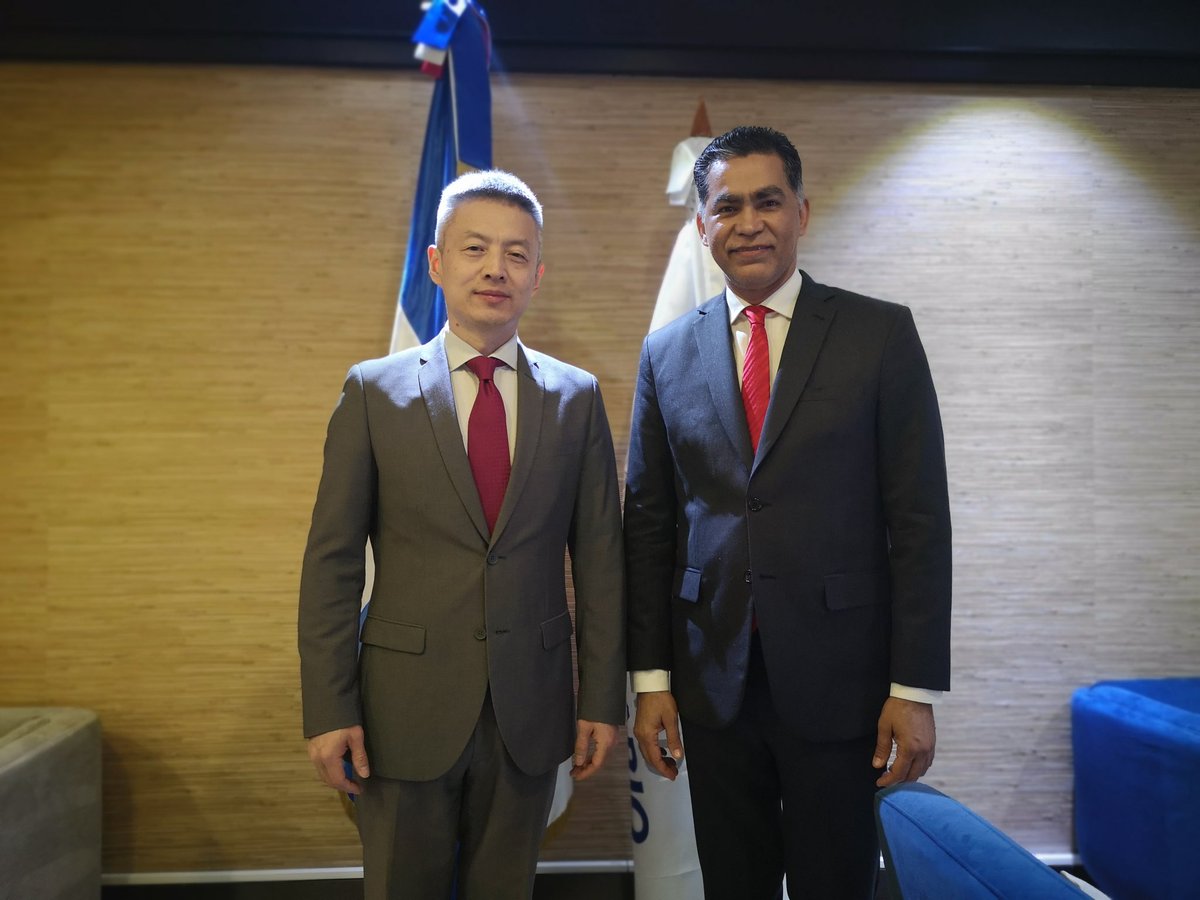 ChinaEmbajadaRD's tweet photo. Hoy inicia un nuevo viaje de fortalecimiento en las relaciones bilaterales entre 🇨🇳 y 🇩🇴.
Damos la más cordial bienvenida a nuestro nuevo embajador de #China en #RepúblicaDominicana, el Excmo. Sr. Chen Luning @EmbChenLuning .
🇨🇳🤝🇩🇴 @PresidenciaRD @MIREXRD https://t.co/Q6UPSPKygR