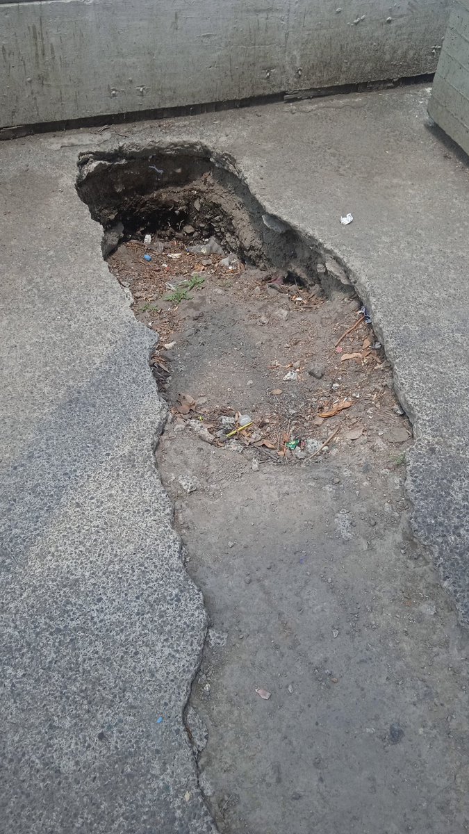 LomasEstrellaC's tweet photo. Esta zanja lleva más de 2 meses así y no han venido a taparla, es producto de una reparación de fuga de agua. ¿Nos ayudan con su reparación? 
Está en Av. Tláhuac 4384, Lomas Estrella 1a. Sección, Iztapalapa. Entre Lesina y Bahamas C.P. 09890
@locatel_mx @SacmexCDMX @SOBSECDMX https://t.co/QvLquw9XGH