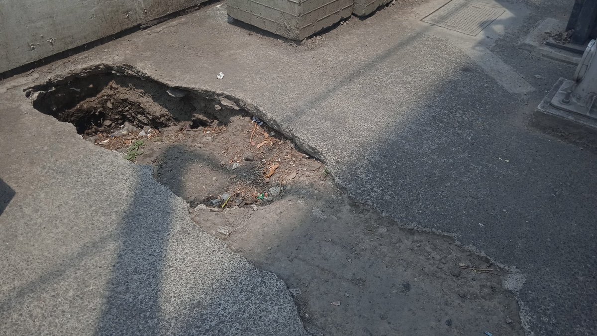 LomasEstrellaC's tweet photo. Esta zanja lleva más de 2 meses así y no han venido a taparla, es producto de una reparación de fuga de agua. ¿Nos ayudan con su reparación? 
Está en Av. Tláhuac 4384, Lomas Estrella 1a. Sección, Iztapalapa. Entre Lesina y Bahamas C.P. 09890
@locatel_mx @SacmexCDMX @SOBSECDMX https://t.co/QvLquw9XGH