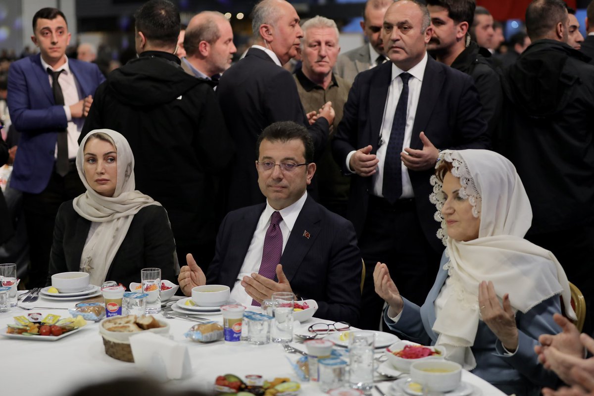 unal_rabia's tweet photo. Bunlar iftar sofrasına oturunca neden başörtü takıyor? Bu kadar şekilcilik fazla artık https://t.co/BiRIQ8AW7G