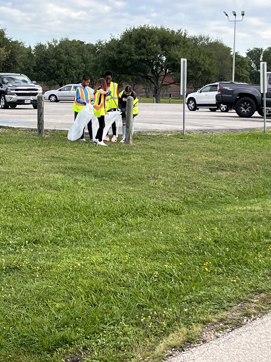 TheBondyInt's tweet photo. Some of our 7th graders volunteered to pick up trash around Crenshaw Park today! We appreciate the City of Pasadena for supporting us by providing gloves, trash bags, trash grabbers, &amp; hand sanitizer. We love that our Patriots have a heart for service! #BondyProud https://t.co/Ey1nBrz8Pv