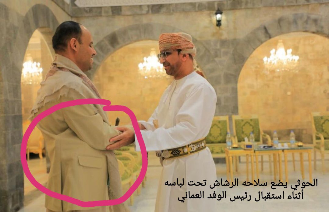 lamyblal3's tweet photo. ظهر المشاط أثناء استقباله رئيس الوفد العماني وهو يخفي سلاحه تحت ملابسه وهذا يدل على أنه مجرم قاتل وزعيم عصابة ملشاوية ولا يفهم شيء في الاحترام والأخلاق والبرتوكلات ومراسيم الاستقبال والضيافة المعروفة في كل العالم . https://t.co/GtnjaHNzEm