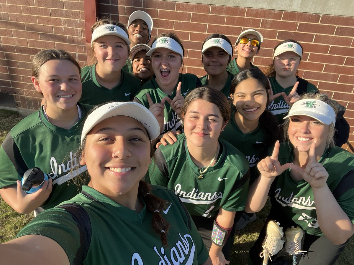 NDNDiamondClub's tweet photo. How bout those JV @NDNSsoftball with 10-2 win over Legacy JV, 11-0 in District? https://t.co/DWudDtoYuq