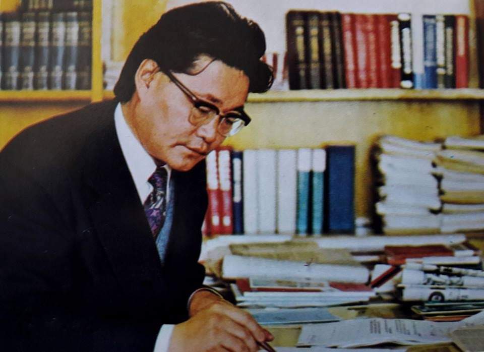 "Муу муухай хүмүүс өөрсдийнх нь толгой дээр гараад,өтгөн шингэнээ хүртэл асгаж байхад тоохгүй суудаг ард түмэнд ярих юм надад байхгүй!" Л.Түдэв
Нээрээ л тэнэгрэлд автчихсан энэ ард түмэнд ухааруулах үг илүүц блж."Илжигний чихэнд алт хсн ч ус хсн ч адил" гж өөрсдийгөө хлсн хэрэг