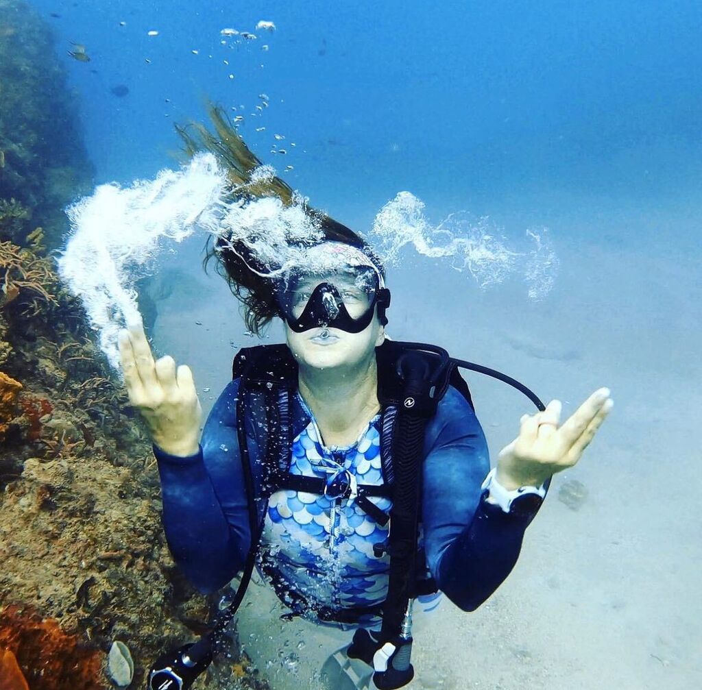SirensongSuits's tweet photo. @jendowney1.03  play in with bubbles wearing our #siren long sleeve 💙
.
.
TAP TO SHOP
.

#sirensongwetsuits #wetsuit #luxewear #neoprene #swimsuit #waterwoman #adventuroussoul #comfortablefashion #warmandcozy  #ecofriendly https://t.co/y5YsSCbF4p https://t.co/ujPHUT4PwS