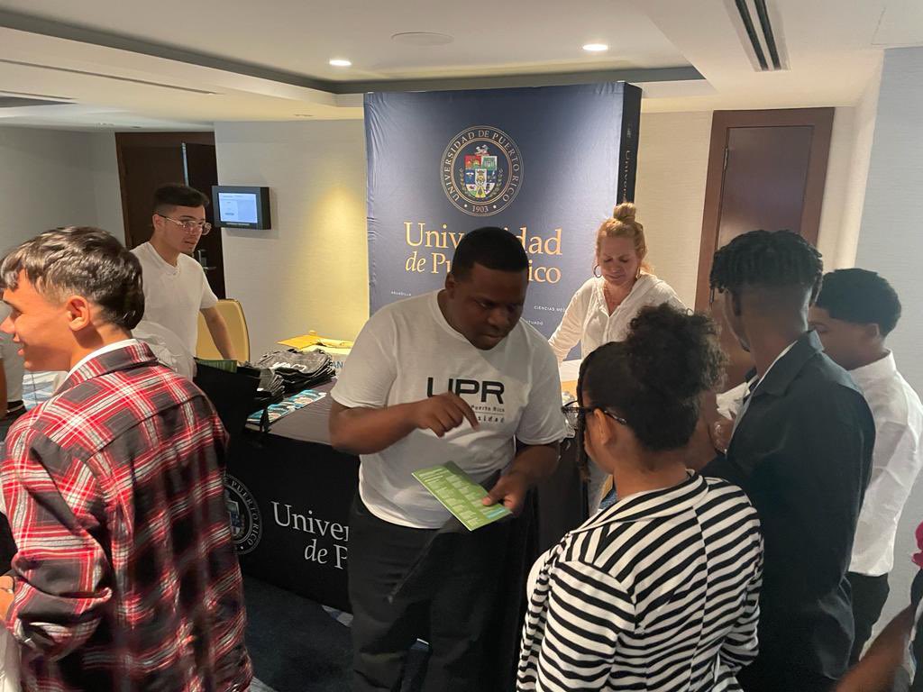 La promovemos y la defendemos porque creemos que la <a href="/UPR_Oficial/">Universidad de Puerto Rico - UPR</a> es el proyecto de país más grande de PR. 

#QueVivaLoiza 
#UPRtuCasa
#0RecortesYMásPresupuesto