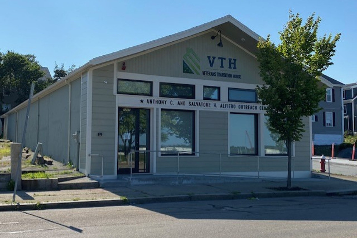 Fun107's tweet photo. The Veterans Transition House in New Bedford has entered a philanthropic partnership with Fairhaven's profishant, Inc., a successful veteran-owned business. 

Read More: New Bedford Veterans Transition House's Philanthropic Partnership | https://t.co/3mMC5ekPX2 https://t.co/YwrmH0oDuY