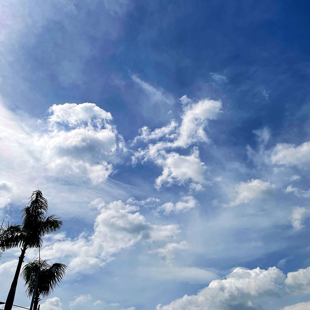 .bLuer Than bLue.⁡
⁡☁️🌞☁️⁡
⁡#bluerthanblue #naturescape #cloudscape #skyscape  #sky #cloud #clouds #skylife #cloudlife #skyphoto #cloudphoto #skyphotoshoot #cloudphotoshoot #skyphotography #cloudphotography #skyofinstagram #cloudofinstagram #skystagram #cloudstagram