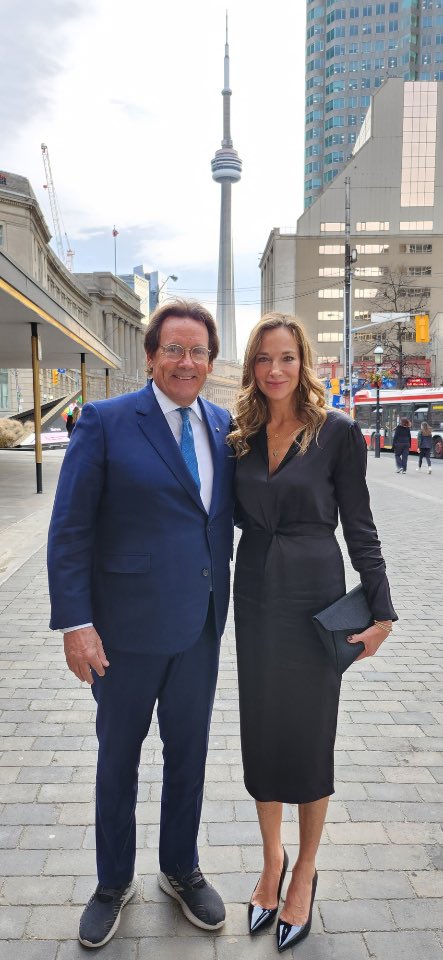 PKP_Qc's tweet photo. Pascale et moi sommes heureux de partager cette soirée des Prix Écrans Canadiens avec Ginette St-Cyr et Pierre Bruneau qui se voit décerné un prix spécial pour l’ensemble de son illustre carrière. Félicitations Pierre ! Salutations à @LisaLaFlamme_ pour son Prix Gordon-Sinclair. https://t.co/xte0Cih1PS