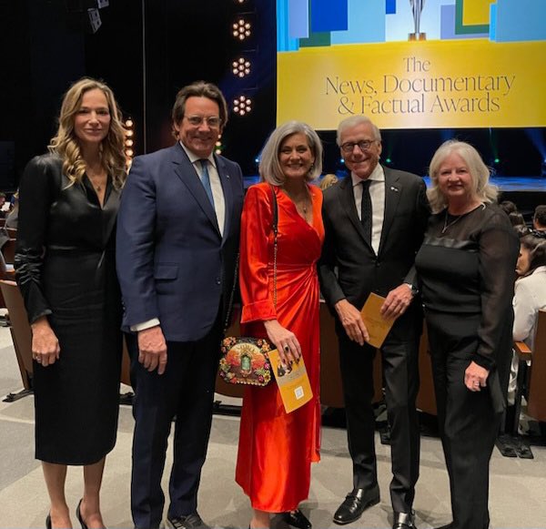 PKP_Qc's tweet photo. Pascale et moi sommes heureux de partager cette soirée des Prix Écrans Canadiens avec Ginette St-Cyr et Pierre Bruneau qui se voit décerné un prix spécial pour l’ensemble de son illustre carrière. Félicitations Pierre ! Salutations à @LisaLaFlamme_ pour son Prix Gordon-Sinclair. https://t.co/xte0Cih1PS