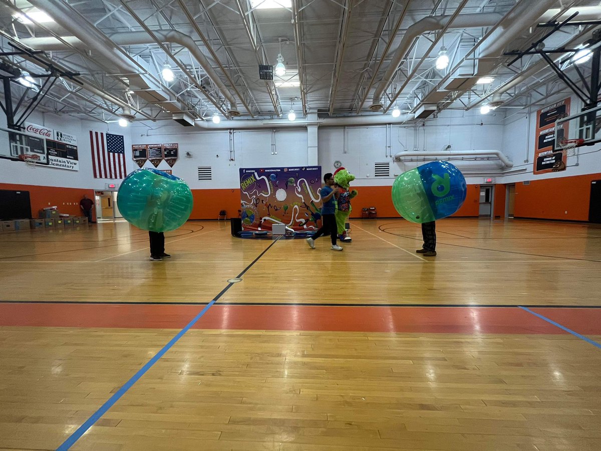 MVE_Bears's tweet photo. Another great visit by Jiggy and Remix Education for our students! 🎉🤣 

Big thank you to Robert Roark and Nikki Lewis with @FullSchools for providing this.  

#LCFullServiceCommunity
#beyourbestself https://t.co/V7vSkIATXl