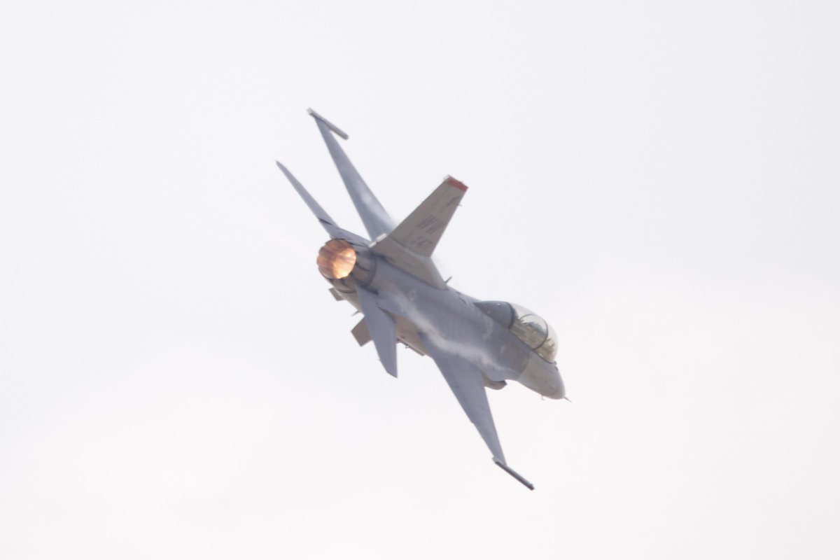 _tatezou's tweet image. 2023/04/11
F-16デモフライト訓練(#DemoPacaf #PACAFViperDEMO)
10時の部15の部　いつもの通りのデモフライトでした。
複座に1人で搭乗。。。岩国デモ用のシリウスさんのリハビリ？