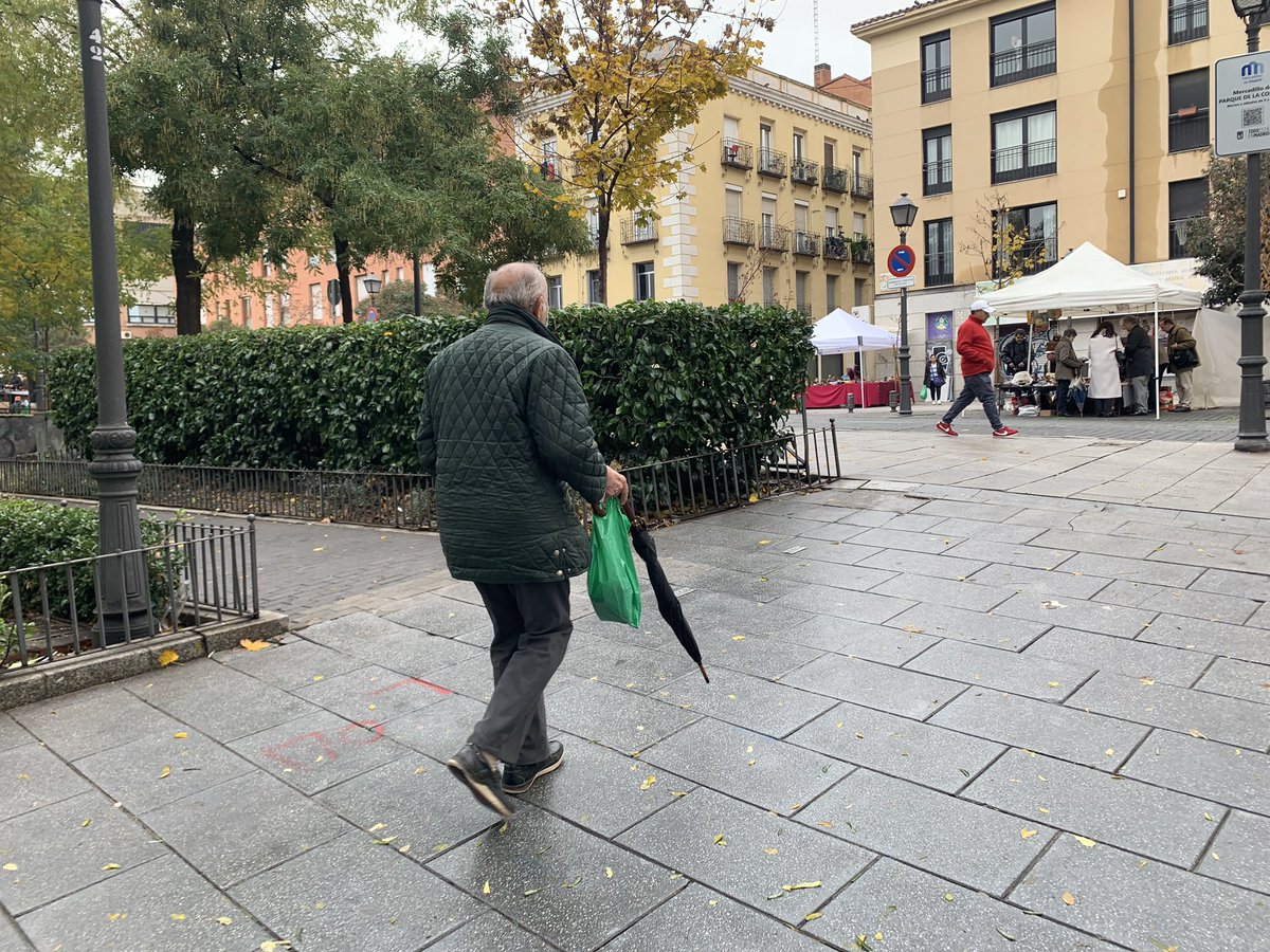 ‘El paraguas rojo’. Sábado 15/04 a las 21h en <a href="/TeatroPradillo/">Teatro Pradillo</a> Entrada libre. #docuhablado #performance #vozenon #espionaje #persecuciondetectivesca #experimental #artesvivas #roturaproducciones