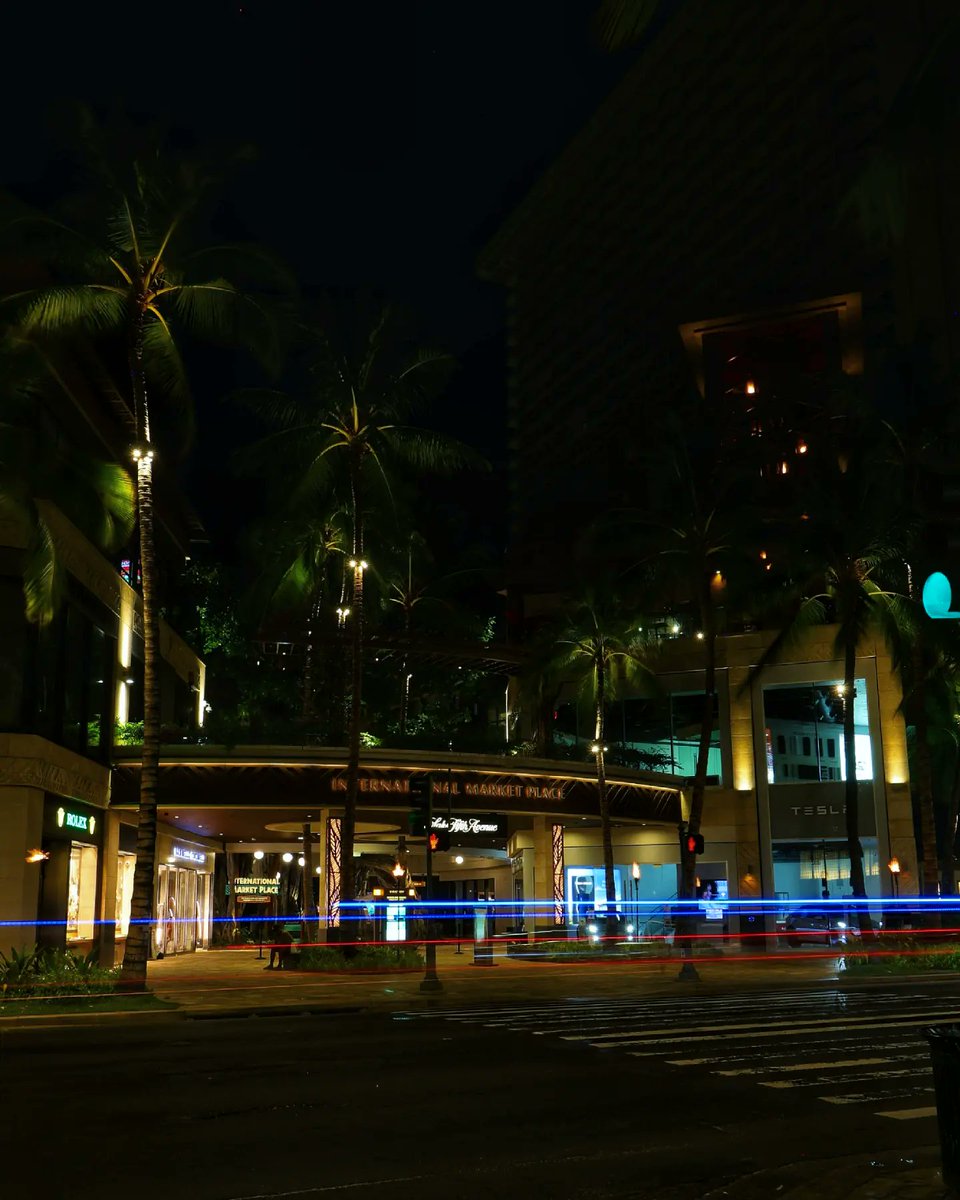 U2_Minnie's tweet photo. Night owls in Hawai'i 🤙🖤📷💜 #myhawaiipix #canonusa #canonr5 #photographylovers #Hawaii #koolinaresort #hawaiianairlines #hawaiisbest #lethawaiihappen #nature_brilliance #longexposure #longexpoelite #bevisuallyinspired #waikiki #honolulu #oahulife #stoked https://t.co/a760gWWh7d