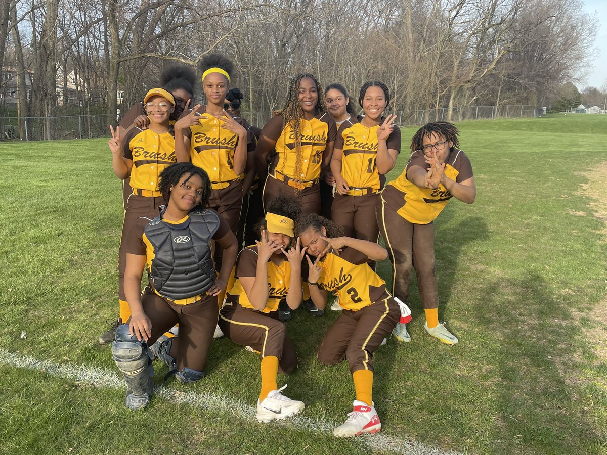 The Lady Arcs of M.J.H.S. softball got started tonight with a close win against Milkovich to move to 1-0 on the season. Big thanks to @MilkovichMiddle for a great game! #bringthejuice