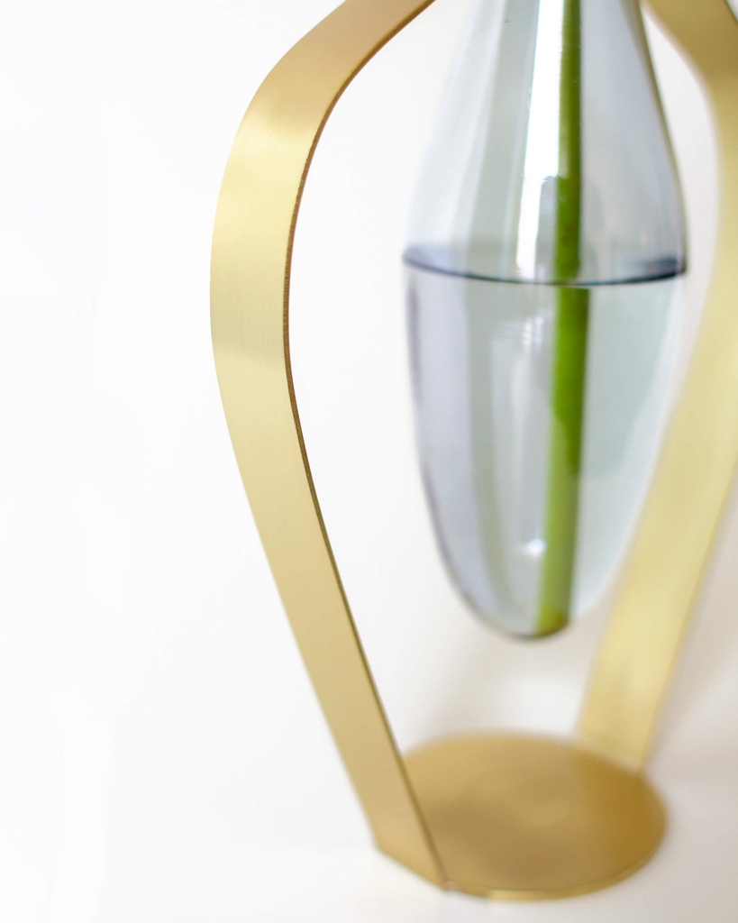 📷 #photography & #styling by @betulboracom @dokuzuncukat 

Visit: mesmerized.it/products/dropl…

#dropletvase #glassvase #handblownglass #handmade #love #design #glassworks #elledecor #marieclaire #homedesign