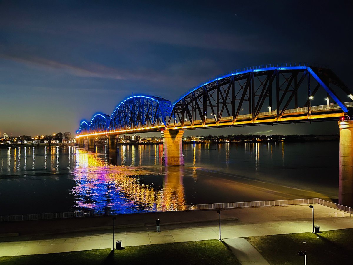 LouMetroES's tweet photo. The @wfpark Big Four Bridge
💙💛 to honor the victims &amp; survivors of the horrific mass shooting that occurred in Louisville.
💙 to honor Officer Nick Wilt &amp; @LMPD for their amazing response.
💛 to honor MetroSafe Call Takers &amp; Dispatchers who work tirelessly to answer the call. https://t.co/sHSQ2kgMcy