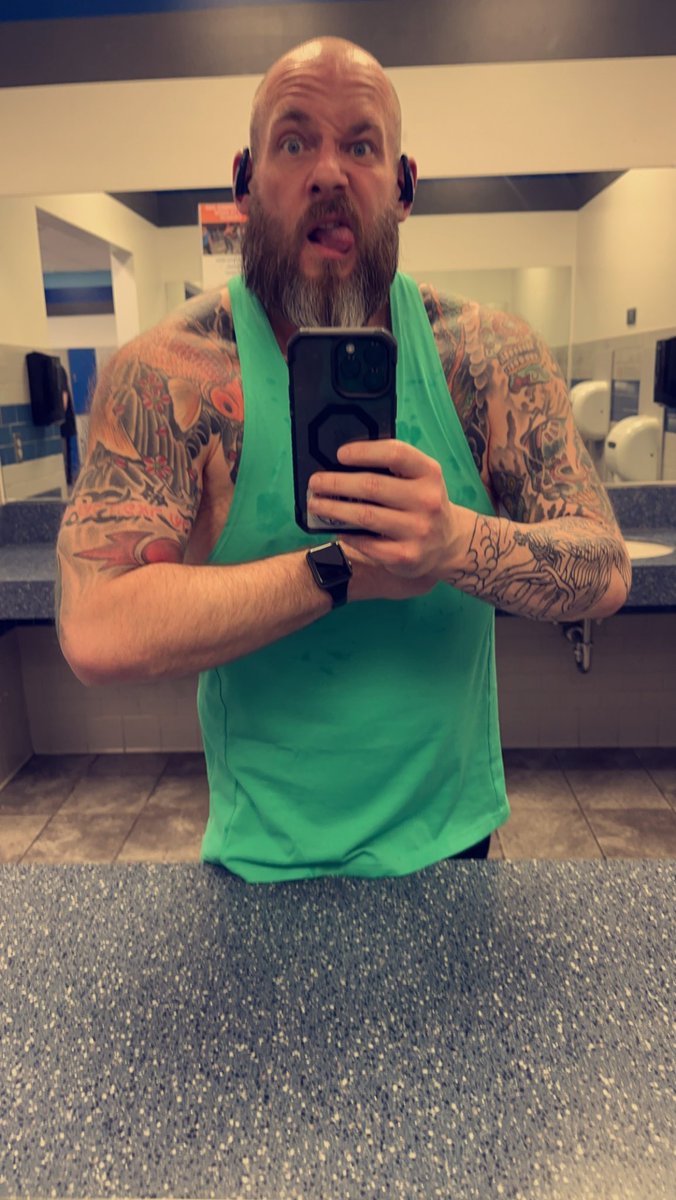 KB_Legend's tweet image. 30 and up Twitter, drop a picture with your actual age!

I’m 39