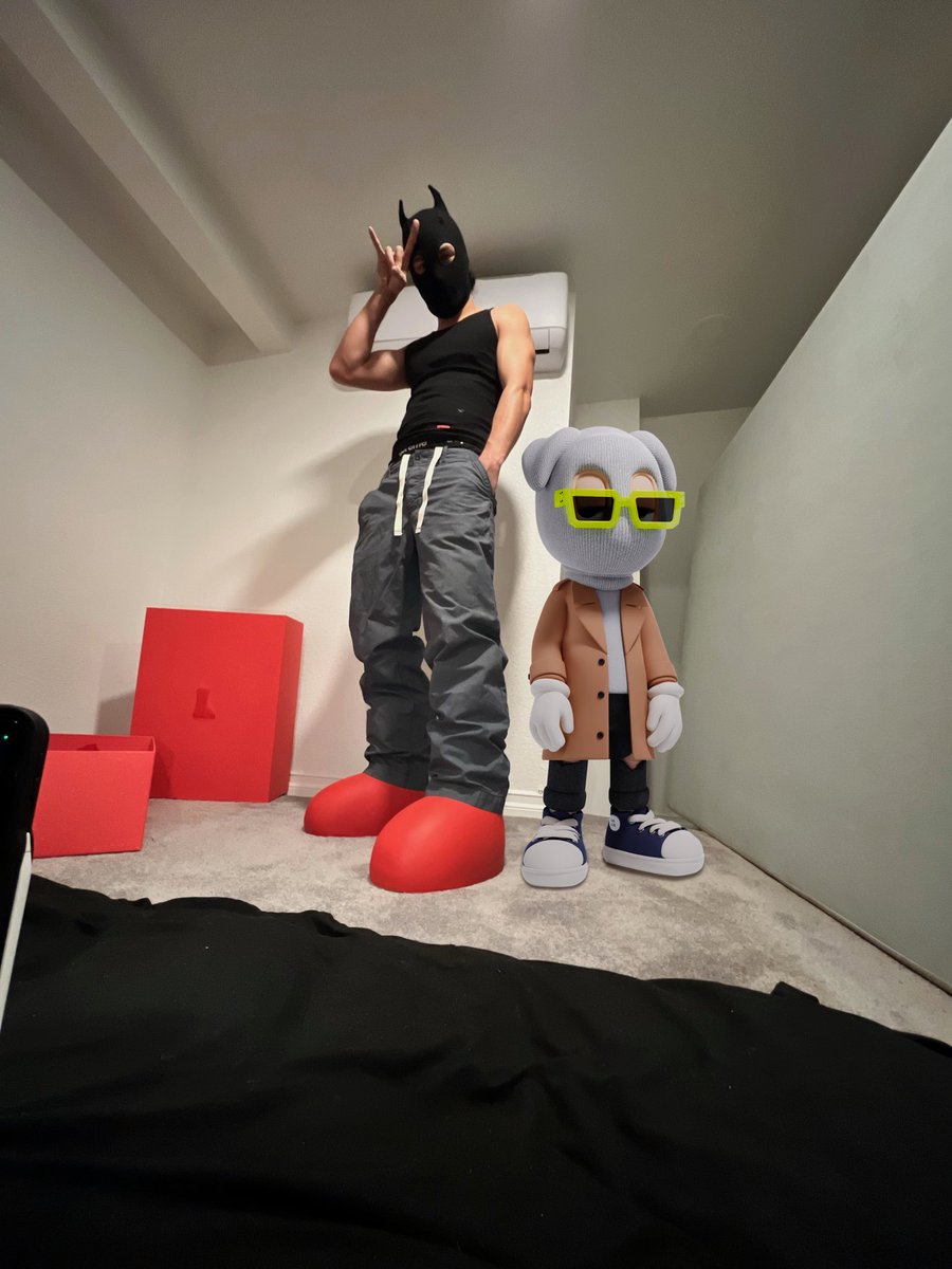 If this gets 333 likes, I’ll buy a last minute flight to NYC and do my first shoey with my new boots 🔴👞

What DeGods/Beasts would I be meeting?