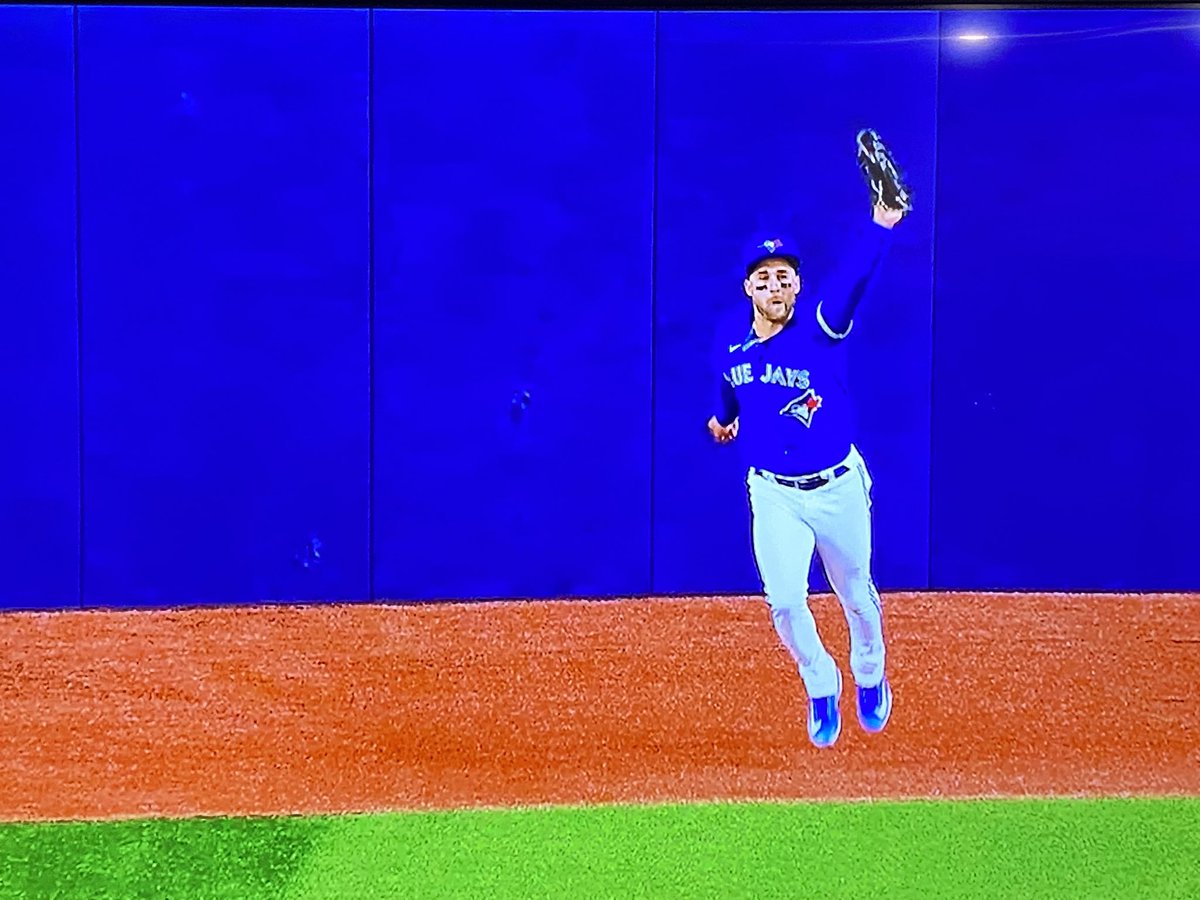 sandropacheco71's tweet photo. What a catch by #TorontoBlueJays’ #KevinKiermaier in his first game as a #Jay at the #RogersCentre. He robs the DetroitTigers of a #HomeRun. #MLB #MakingHistory #WelcomeToToronto #WelcomeToTheBlueJays #Wow #WhatACatch #NextLevel #RepDetroit #Baseball⚾️🧢 https://t.co/4VrT5B1xoZ