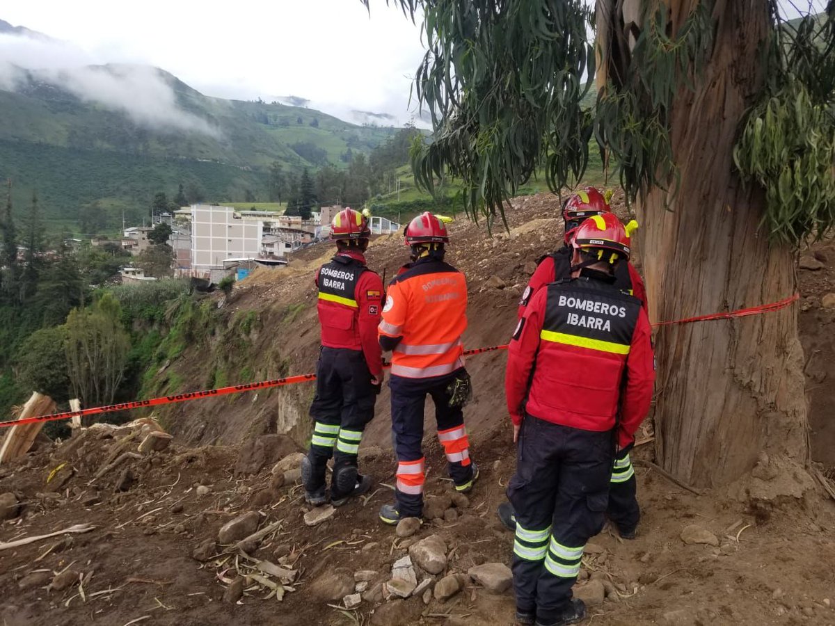 Continúan los trabajos de búsqueda en el sector de Alausí, conoce como se van desarrollando estas actividades ingresando en el siguiente enlace: bit.ly/3MAQ5Qf
#BomberosRiobamba #TrabajamosPorTuSeguridad