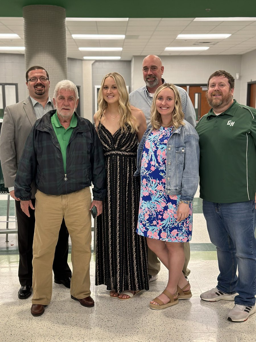 KensleyCarter's tweet photo. Still so very thankful for this team and all we accomplished.  I had the best coaching staff for my senior year! https://t.co/lbQX3WR6AO