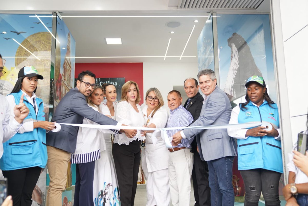 paolaarenas51's tweet photo. Inauguramos nuevo punto de información turística de mi #ValleDelCauca en el 1er piso de la @GobValle. Es hermoso, vengan a visitarlo! Dije q' el turismo sería protagonista en agenda pública y conversación ciudadana. Falta muchísimo, pero lo vamos logrando. #SomosLaVozDelTurismo https://t.co/Y1VWKuxNg2