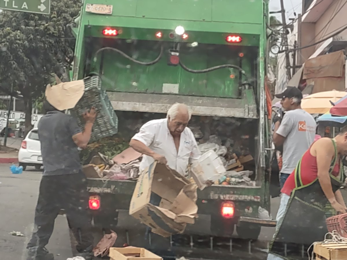 loefva's tweet image. Así la integridad de la campaña del @Cuernavaca09_12 para recolectar por separado la basura .. restos de frutas y legumbres envueltos para que no se vean, más lo inorgánico a la vista