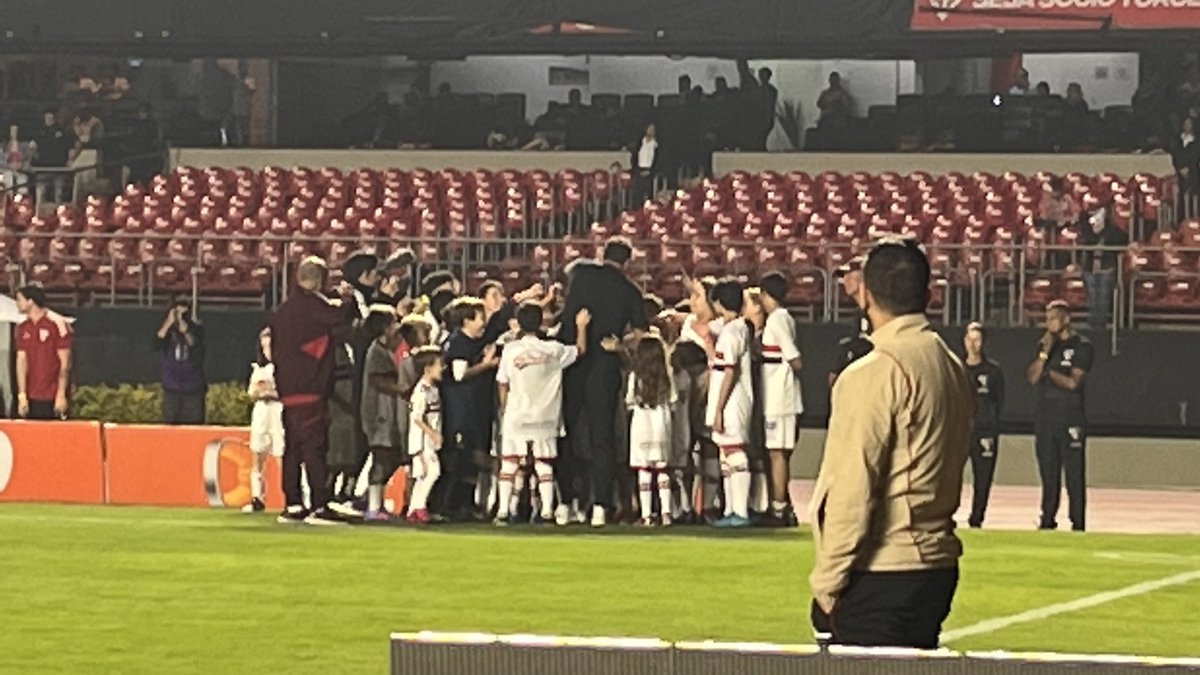 Durante o aquecimento, as crianças ao lado do gramado chamavam Rogério Ceni. Ele então chamou as crianças para entrarem no campo e cumprimentou o grupo.

Fofo 🤏🥹