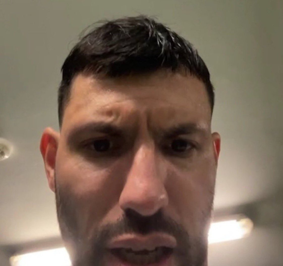 ㅤ

         le han mordido un dedo ??????? 

ㅤ