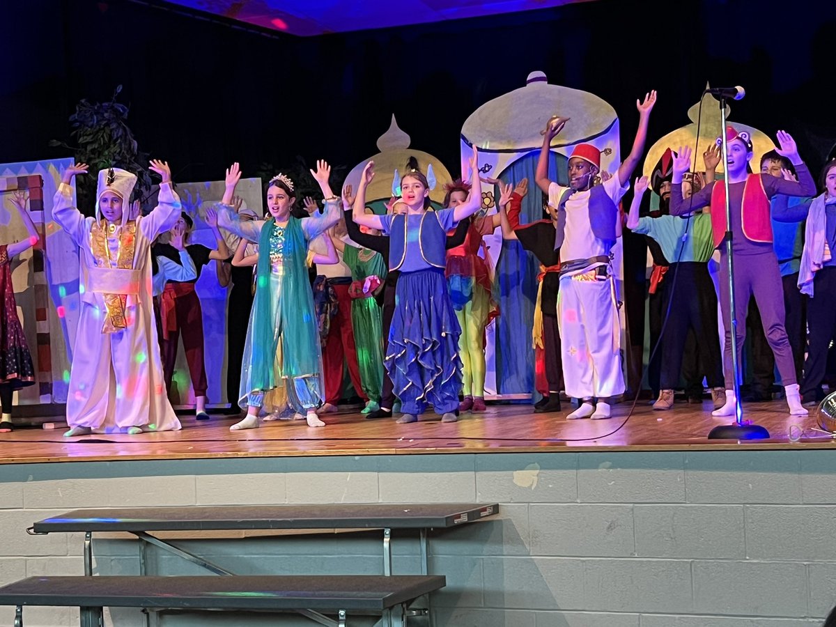 curriculumblog's tweet photo. Aladdin - performed by @owlcreekschool Middle School Students #AWholeNewWorld #OwlCreek #OneFPS https://t.co/74sxCyEVea