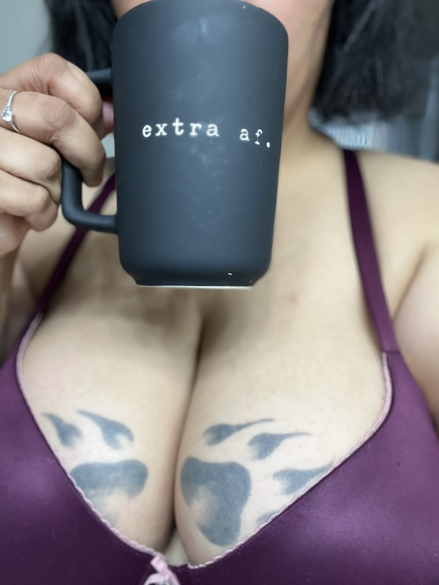 PawPrintVixen23's tweet photo. I’m so extra….#extraAF https://t.co/9gxPyQ5lfP