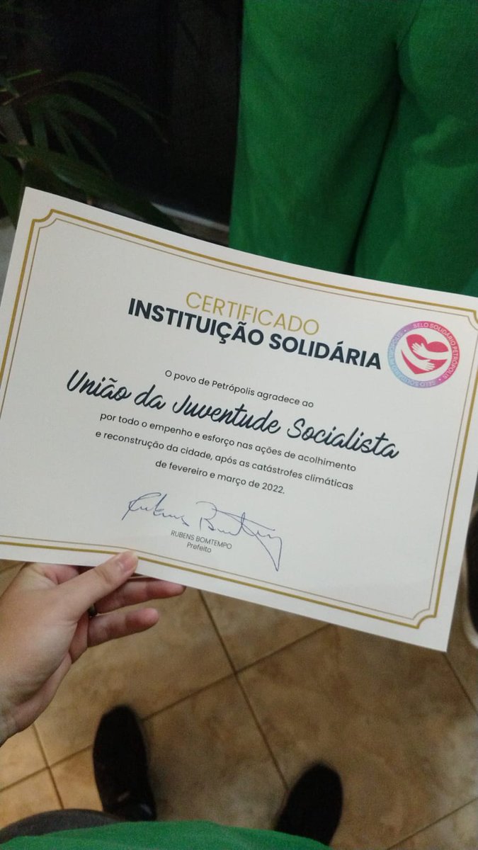UJS_petropolis's tweet photo. Nós da UJS recebemos hoje um Certificado de Instituição Solidária, entregue pela Prefeitura de Petrópolis às organizações que atuaram na tragédia na cidade em 2022 e na reconstrução da cidade!
#UJS #Reconstrução #Petrópolis #Tragédia https://t.co/LCHQXkyOsq