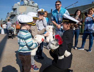 Welcome back! 📷 #USSNitze (DDG 94) returns to Naval Station Norfolk after deployment.  While on deployment, Nitze supported maritime security operations and theater security cooperation efforts in the U.S. 2nd Fleet,

@US5thFleet

and
@USNavyEurope
areas of operation.
