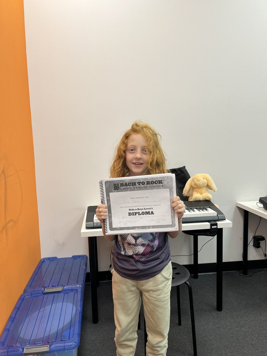 B2RRanchoPQ's tweet image. Evy has officially graduated from Level 1 of Kids N Keys! Congratulations Evy! You rock!!
🎹⭐️🎹⭐️🎹
#piano #pianolessonsforkids #pianolessons #bachtorock #levelup #music #musiclessons