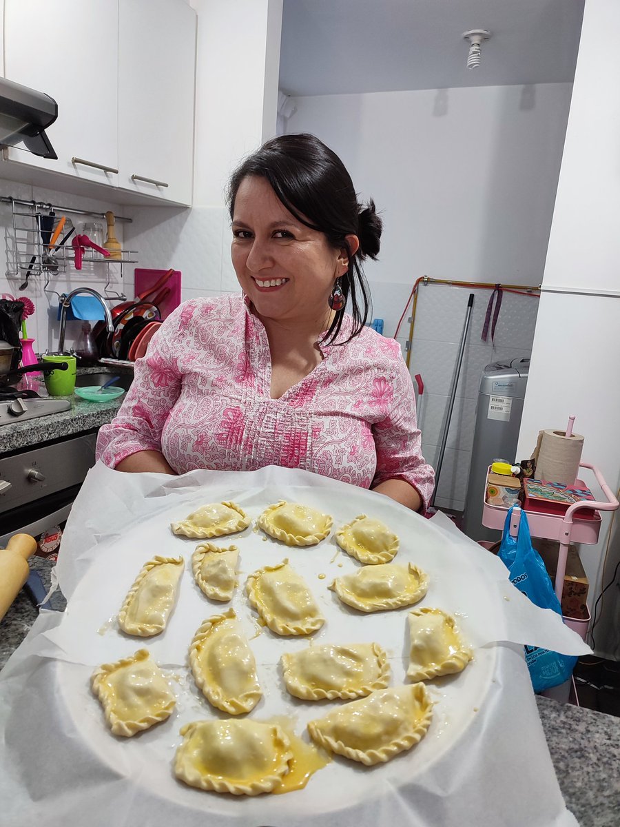 rustikaya_'s tweet photo. Cosas que NO me mantienen humilde:
1. Que @SofiCabreraEs, alias la dura de la divulgación científica de ESPOL, me prepare empanadas. 🥟🥟 https://t.co/lIumtHaqYX