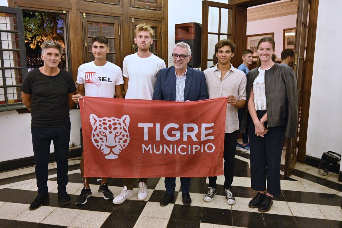 ZamoraJulio's tweet photo. Participé de la celebración por el Día Nacional del Remero en compañía de los 14 clubes de la comunidad, junto a quienes dialogamos sobre acciones para su desarrollo y bienestar. También homenajeamos a Alberto Demiddi, símbolo del remo en Argentina y Tigre. https://t.co/w7mT7V1NOO