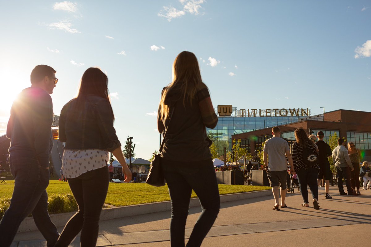 Sunny vibes in the frozen tundra 😎 ☀️ 

#titletown #lifestylephotography