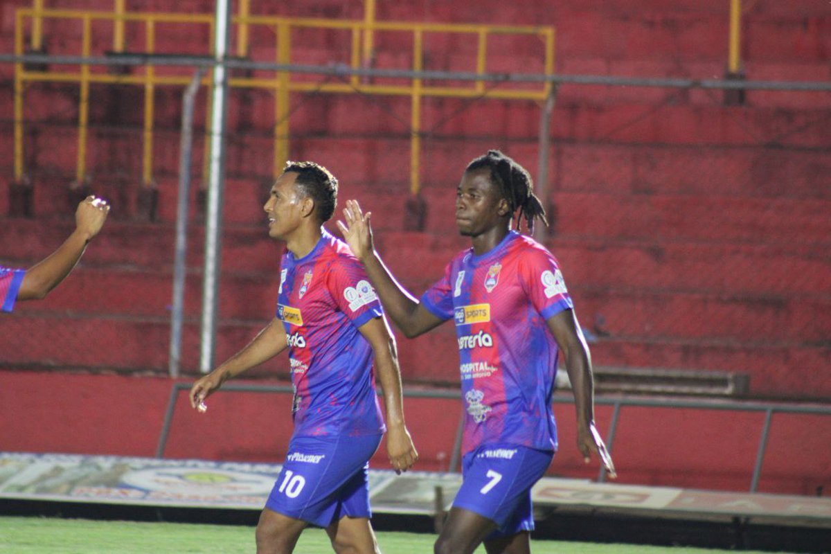 santaanamfc's tweet photo. ⏱️17'|| El depredador Palacios, se hace presente en el marcador, con un auténtico golazo. 🎯⚽

#SantaAnaFC 2-0 #SanVicenteFC

#VamosPumas https://t.co/E426vz7hgn