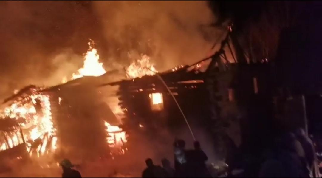 RisingKashmir's tweet photo. 5 #houses #gutted in #overnight #blaze in #Bpora's #Tulail
Reports @shafat__malik
@SdmGurez
@dcbandipora
https://t.co/KFT1wS9k97 https://t.co/wKFAFrgUu8