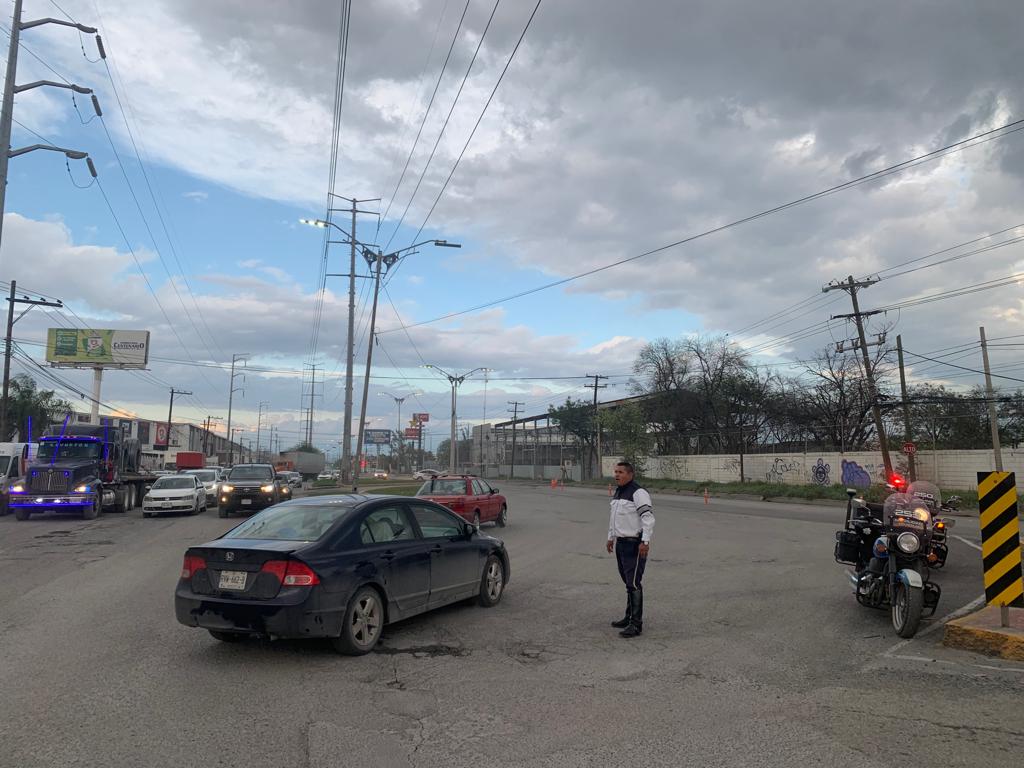 MovilidadSN's tweet photo. #InformeVial 🚨
Nuestros oficiales de @MovilidadSN🚓se encuentran en distintos puntos del municipio, dando fluidez a la vialidad y así mismo brindarles mas seguridad vial a los peatones y conductores.👮🏻‍♂️👮🏻‍♀️ https://t.co/vp03o7B57Z