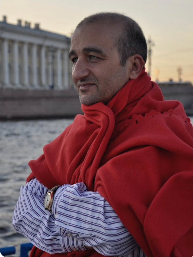 7 yıldır hücrede olan bu adamın hiç bir suçu yok biliyor musunuz... Savunmasını akinipek.info da yayınladım. 

Kendi uydurdukları "suç kriterlerine" göre de hiç bir suçu yok. Buldukları yalancı şahitlerin ifadelerine göre dahi hiçbir suçu yok...