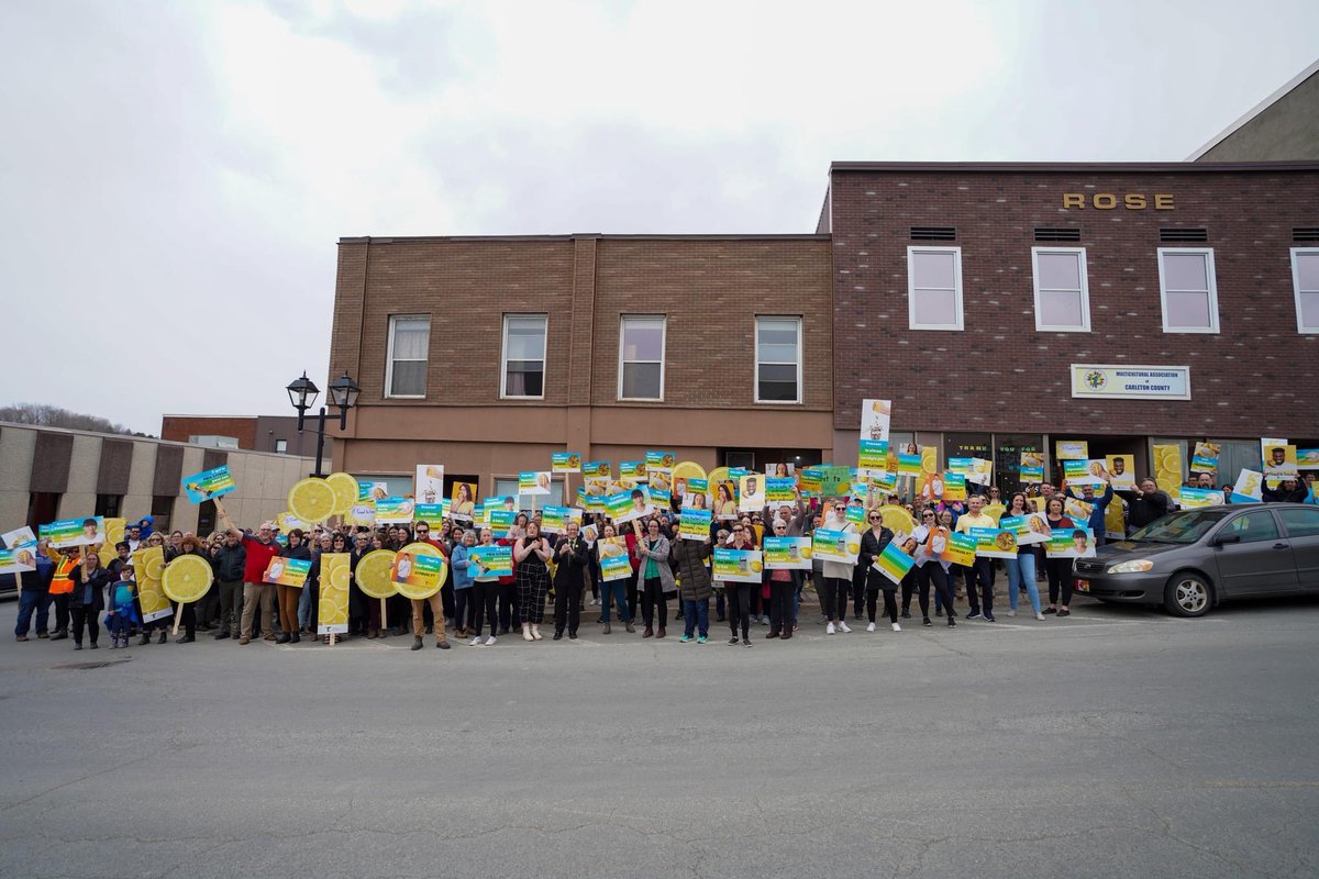 Capt_Fizzix's tweet photo. The first of many public rallies was quite a success!  Amazing turnout by teachers sending the message that the squeeze on the system needs to stop. https://t.co/SPP4dyexJn