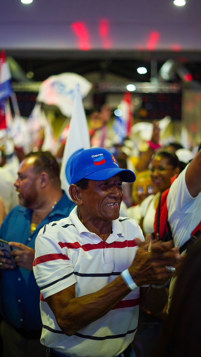 gabycarrizoj's tweet photo. Doy gracias a Dios y a la Virgen por permitirme ser un panameño mas y hacer de nuestro querido partido, el PRD, mi familia. 

#VamosConTodoPRD #VamosConTodoPanamá #VCT #GabyPresidente #Vota4 https://t.co/FZuImTAfbe