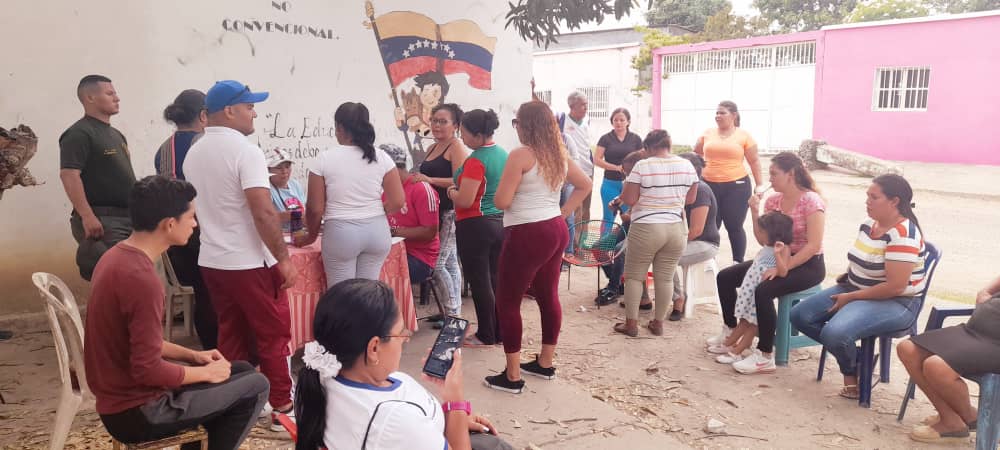 GMVV_Apure's tweet photo. AVV Barrio Obrero del municipio San Fernando, se sumó a la Consulta Pública para la Conformación y Funcionamiento de Las Asambleas de Viviendo Venezolano.

El Poder Popular es el protagonista de los grandes avances de la #GMVV 

#NoPudieronNiPodrán

@Minhvi_Oficial 
@Viccel1 https://t.co/aBNudVA3Zs