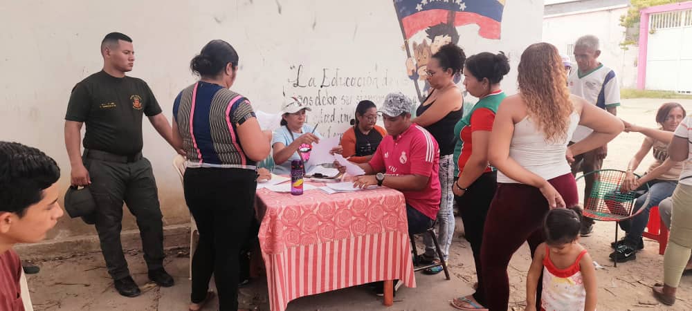 GMVV_Apure's tweet photo. AVV Barrio Obrero del municipio San Fernando, se sumó a la Consulta Pública para la Conformación y Funcionamiento de Las Asambleas de Viviendo Venezolano.

El Poder Popular es el protagonista de los grandes avances de la #GMVV 

#NoPudieronNiPodrán

@Minhvi_Oficial 
@Viccel1 https://t.co/aBNudVA3Zs