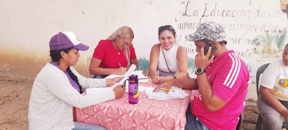 GMVV_Apure's tweet photo. AVV Barrio Obrero del municipio San Fernando, se sumó a la Consulta Pública para la Conformación y Funcionamiento de Las Asambleas de Viviendo Venezolano.

El Poder Popular es el protagonista de los grandes avances de la #GMVV 

#NoPudieronNiPodrán

@Minhvi_Oficial 
@Viccel1 https://t.co/aBNudVA3Zs