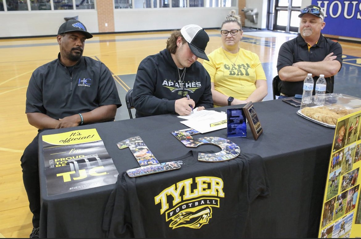 calderhodgeqb15's tweet photo. Next stop TJC 💛🖤🪶#blessed https://t.co/TNe9W73GRT