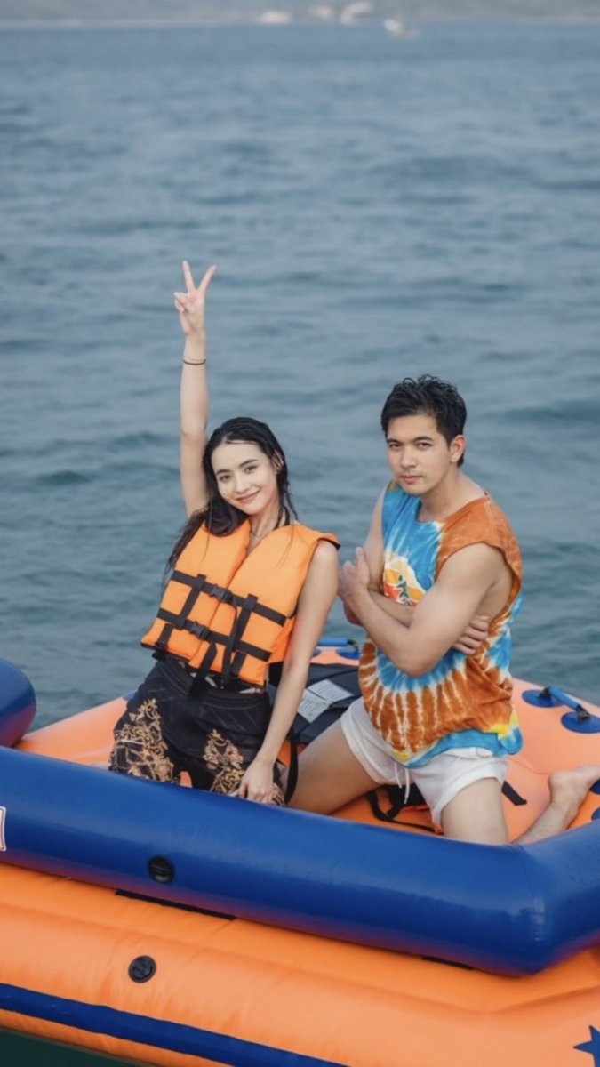 XaewBPS's tweet photo. วันวานยังหวานอยู่ทะเลสีครามภาพทุกภาพเป็นชีวิตจิงไม่ใช่ในละครนะจ๊ะภาพออกมาชัดกว่าที่คิดถ้าคนคิดมากก็ผ่านไปแต่คู่ที่ปังฮอตน่ารักเขาซัพพอตร์กันครอบครัวเกียวกันแยกเขาไม่ได้ยิ่งแยกยิ่งดังเด้อชอบมากทุกภาพที่ออกมาแม่อรอยู่ปัจจุบันของจิงคุณหลวงไม่ใช่ในละครจร้า🐶🐥🌻🌻🌻🌻🌼#เข้มมุก https://t.co/LHpUHHks3a